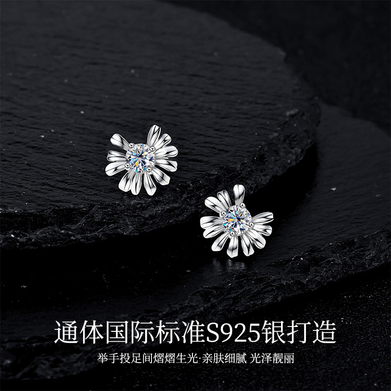 Zhuoheng carefully selects flower-shaped pearl stud earrings, earrings and ear sticks. These are simple and elegant, fashionable and versatile earrings for girls Specification image