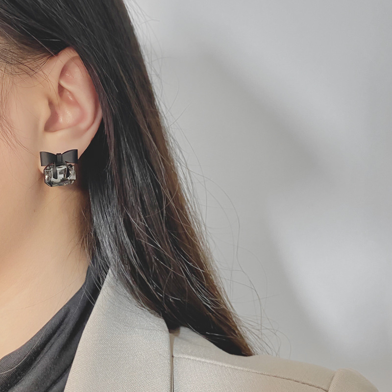 New black bow stud earrings for women in a cold and simple style, Korean style, stylish and fashionable commuting stud accessories details Picture