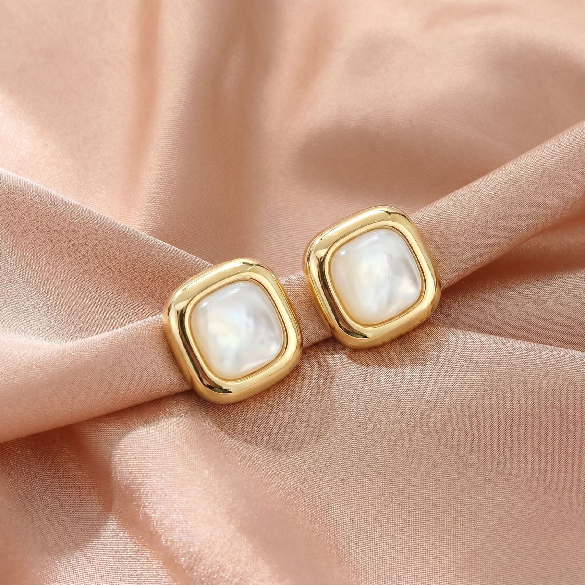 Geometric three-dimensional shell series copper gold-plated S925 sterling silver needle elegant light luxury ear studs women's niche high-end earrings Application Scenario