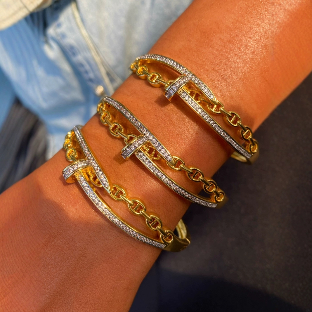 A new cross-border bestseller in European and American fashion, a pig's nose nail ring bracelet set with zircon in two colors and electroplated full figure