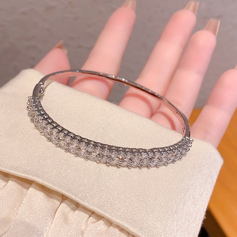 The cold and dazzling starry sky snake-shaped bracelet exudes a sophisticated and high-end feminine charm. It is a versatile and niche design that pairs well with layering Application Scenario