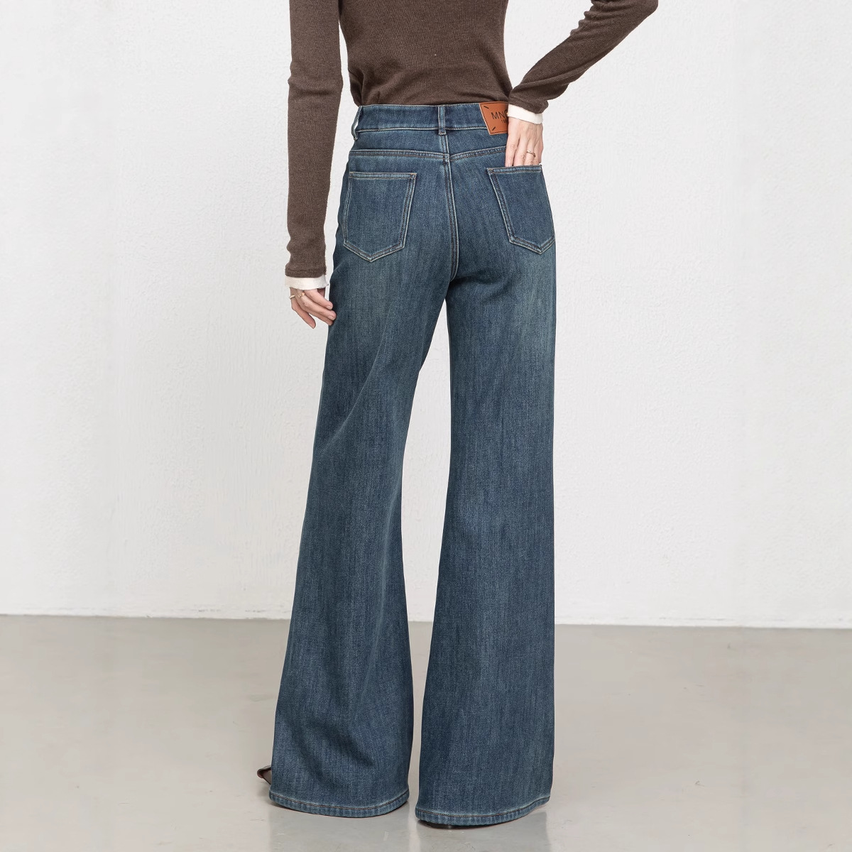 Hua Qianban 2025 Winter Fleece and thickened denim flared Pants Women's Retro high-waisted four-sided elastic flared Trousers 8119H Application Scenario