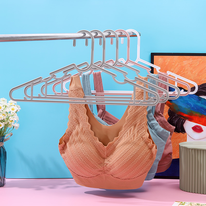 Plastic household clothes drying rack, thin and seamless, wholesale to supermarkets, adult clothes drying rack, direct sales from the manufacturer, anti-slip for household use Application Scenario