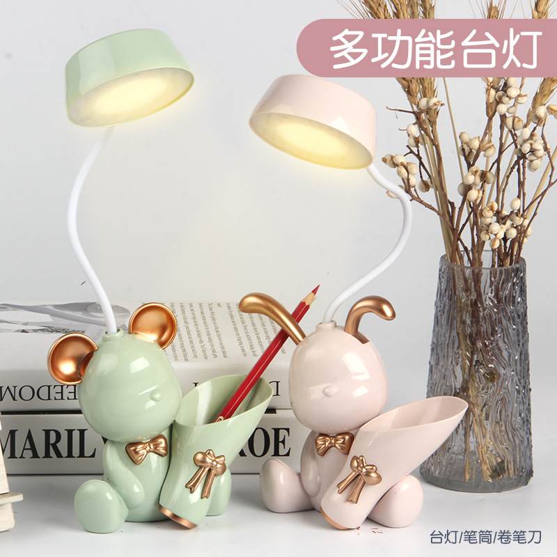 LED cartoon multifunción pen holder lámpara de mesa recargable dormitorio de estudiantes estudio pequeña luz de noche lámpara de cabecera wholesale