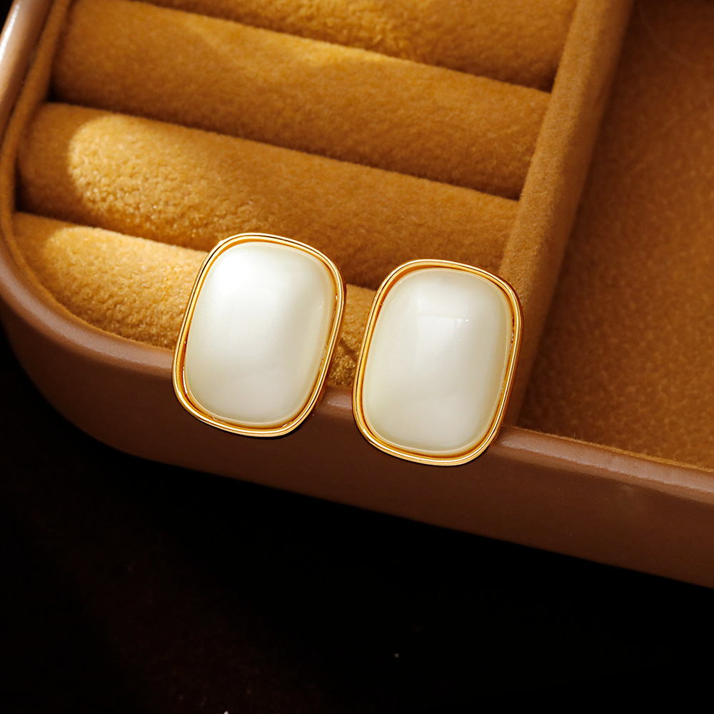 Hyacinth geometric square, simple and elegant, fashionable and versatile stud earrings, retro Hong Kong-style, niche design, steamed bun pearl earrings Application Scenario