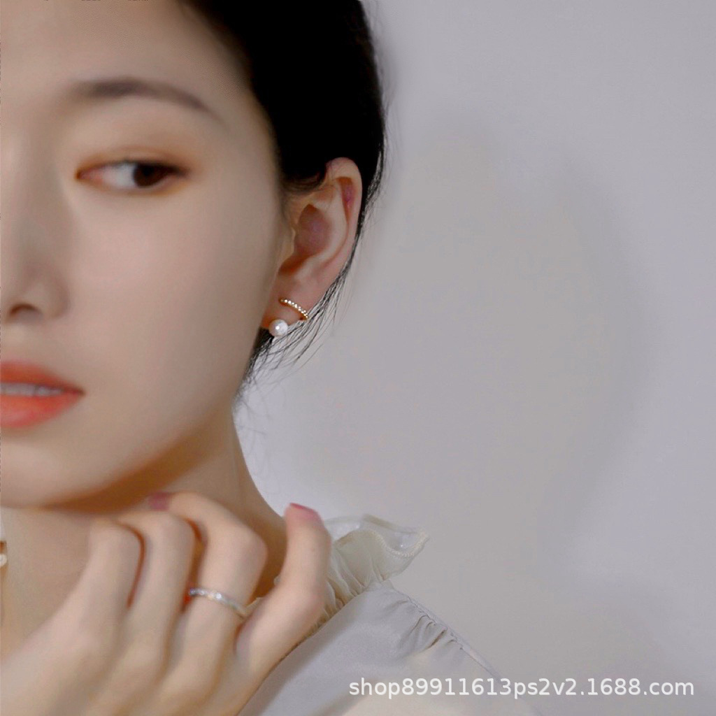 The design sense of the niche pearl stud earrings is simple and elegant for women. It is a versatile and fashionable earring accessory for commuting details Picture