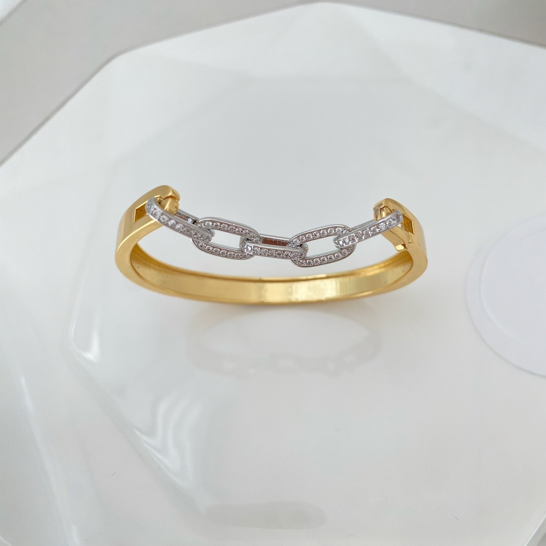 This French-style high-end zirconium geometric C-shaped opening bracelet is a fashionable and exquisite women's niche design Application Scenario