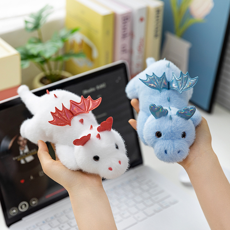 Cartoon flying dragon plush toys, dinosaur palm treasures, birthday gifts, office ornaments, dolls, plush toys wholesale Application Scenario