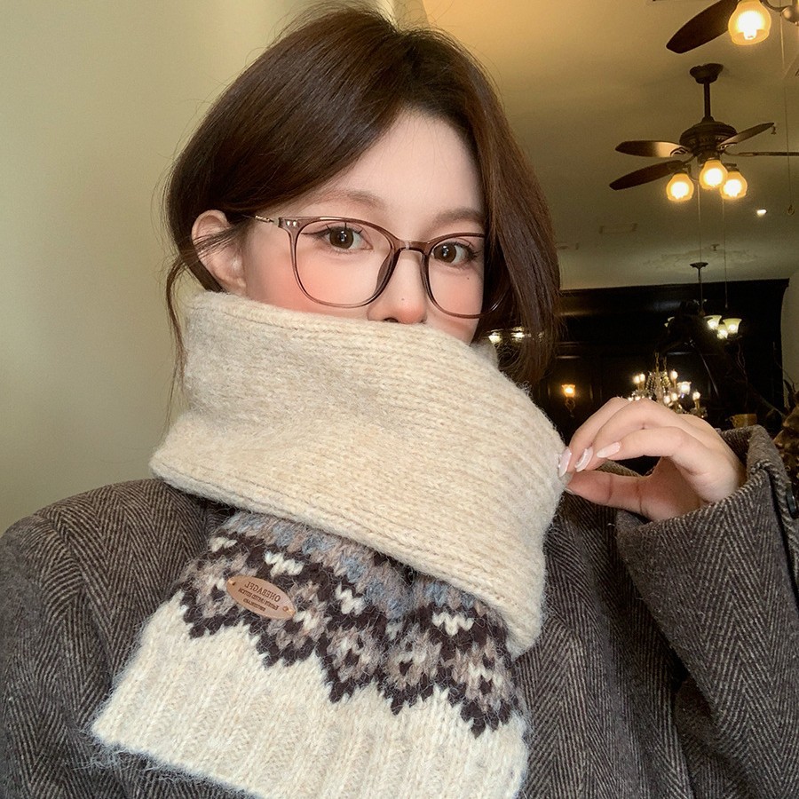 2025 Retro Fair Island style jacquard knitted woolen scarf for women, autumn and winter Korean atmosphere, versatile and warm neck Application Scenario