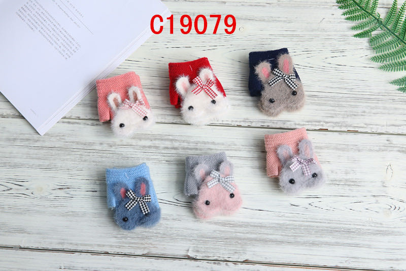 The half-fingered rabbit gloves are padded and thickened in autumn and winter. They are cute, warm, cold-proof and windproof for students to go outdoors