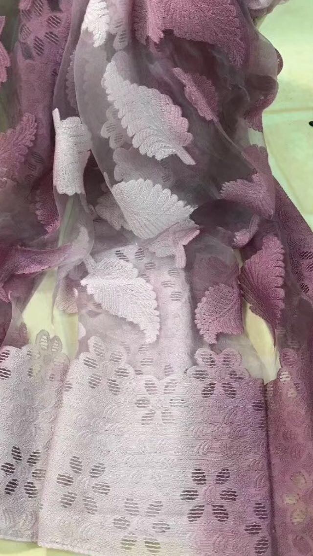 女士渐变叶子围巾细节图