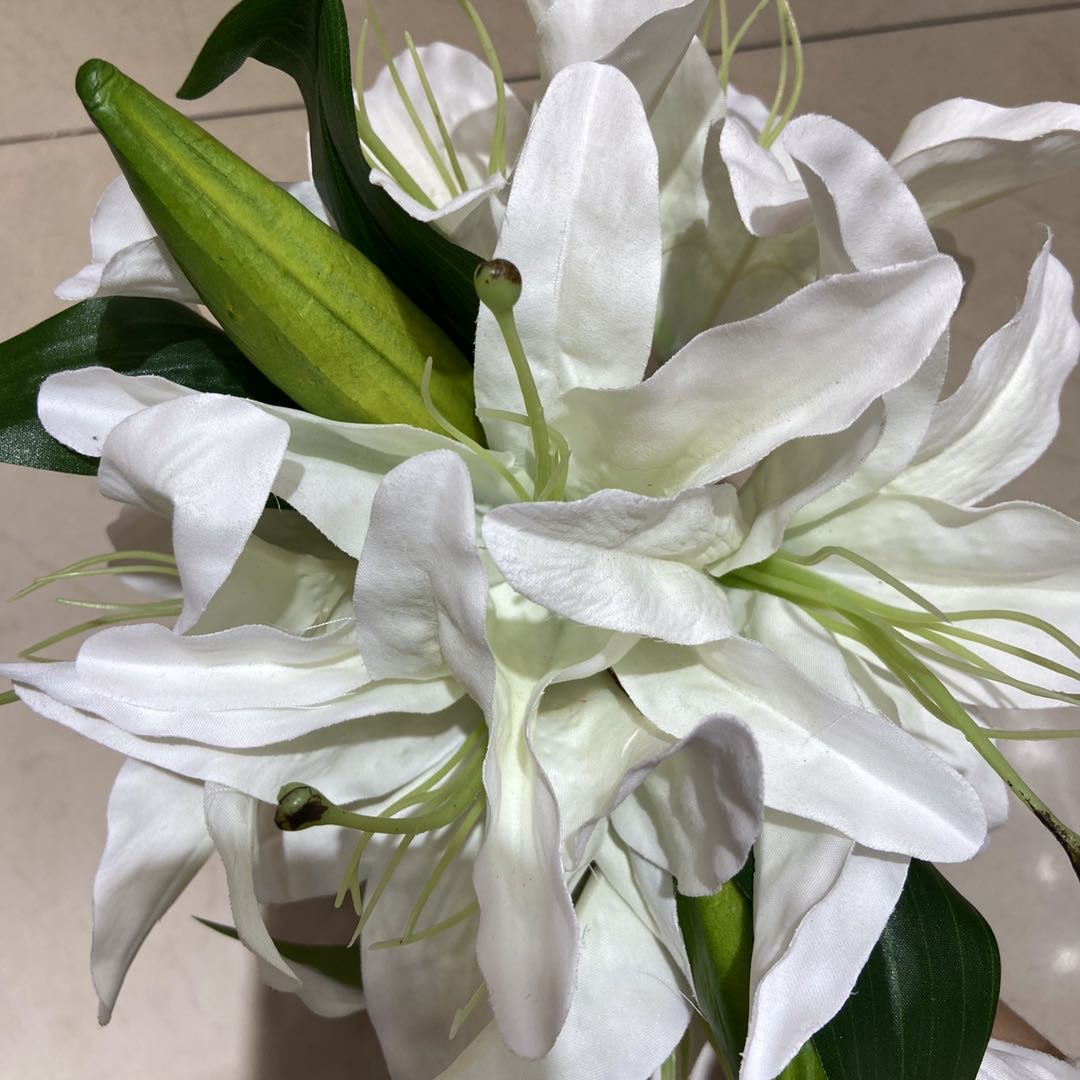 手感百合花假花仿真花客厅高档摆设塑料餐桌电视柜摆件装饰插花束