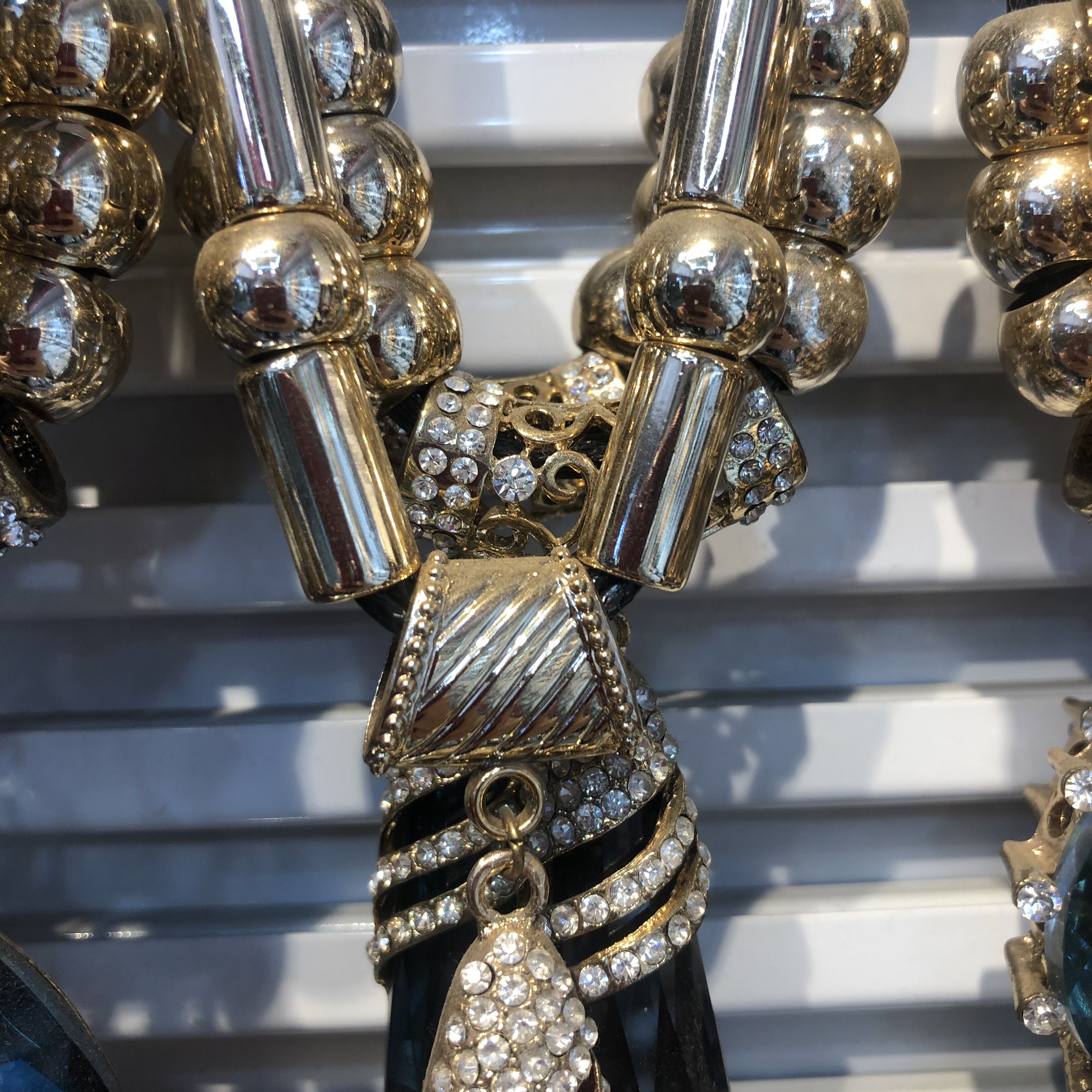 Long autumn and winter simple, elegant, high-end ethnic style, versatile, personalized and fashionable water diamond necklace, women's retro sweater chain details Picture