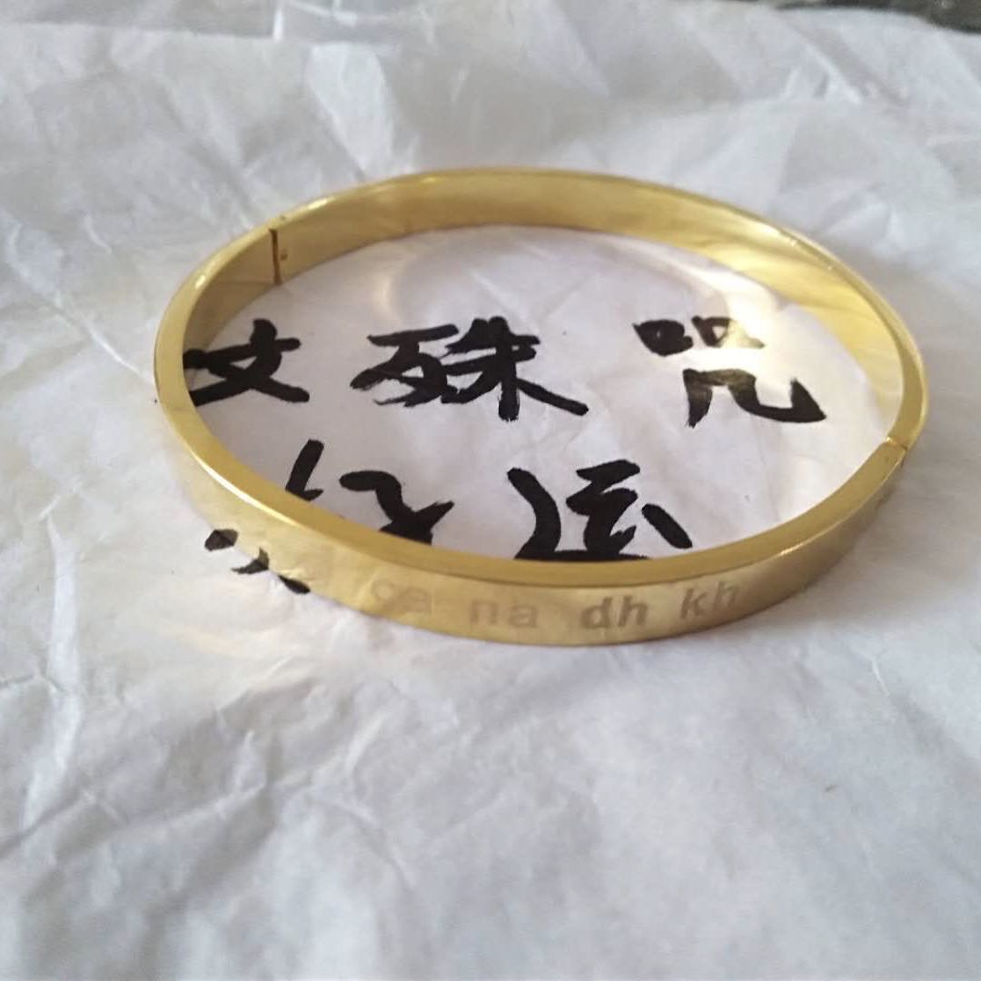 The cold and elegant face bracelet, a Korean-style exquisite color-preserving bracelet, is a simple, high-end and grand accessory details Picture