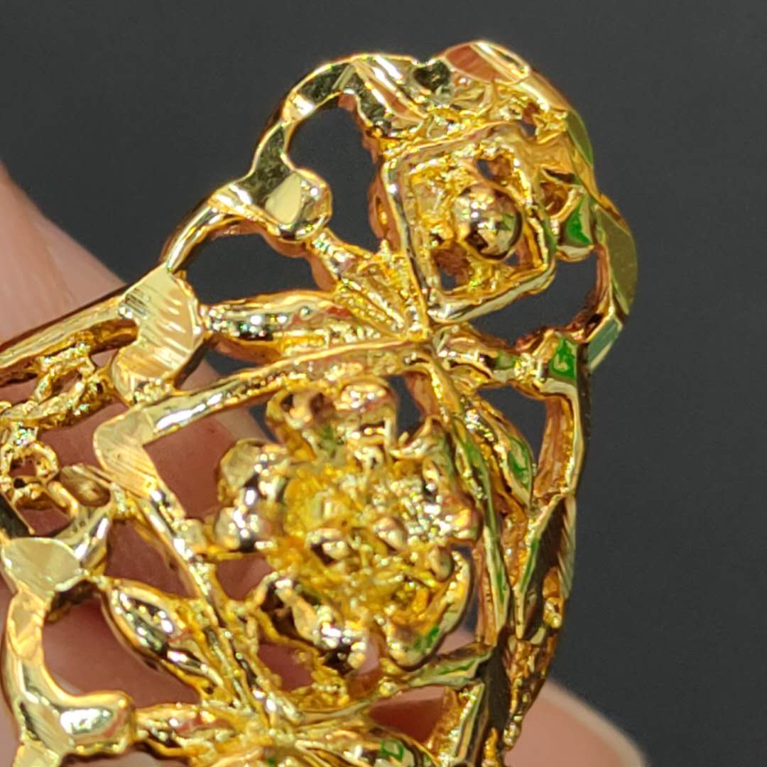 A new large ring with a hollowed-out pattern that imitates the goddess-like charm of gold Specification image