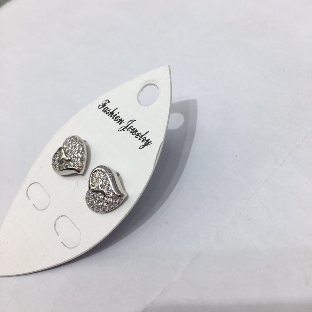 厂家直销时尚经典爱心合金镀银微镶锆石成人耳钉细节图