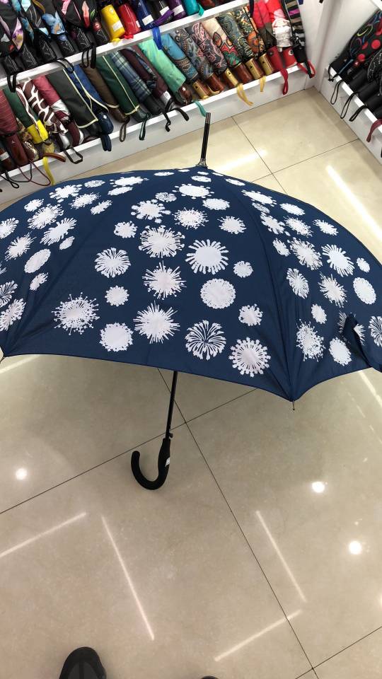 A long umbrella that changes color when exposed to water Specification image