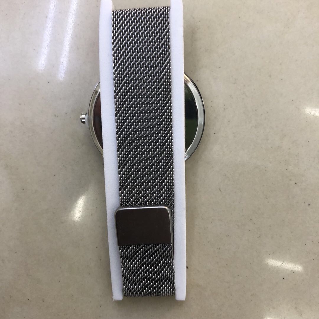 The light luxury Disu women's watch, a simple decorative watch for female students, is small and elegant. It's a Korean version of a fresh and innocent women's watch with an ins style details Picture