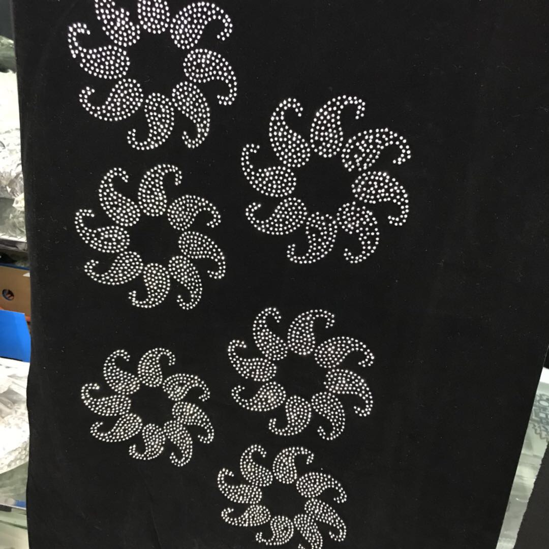 烫图旋转花朵式样银色烫钻制成做工精致可用于衣物