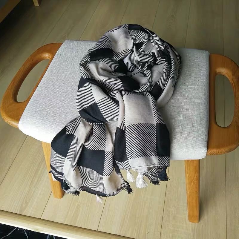 Black And White Plaid Scarf Shawl Long Thick Warm Autumn And Winter details Picture