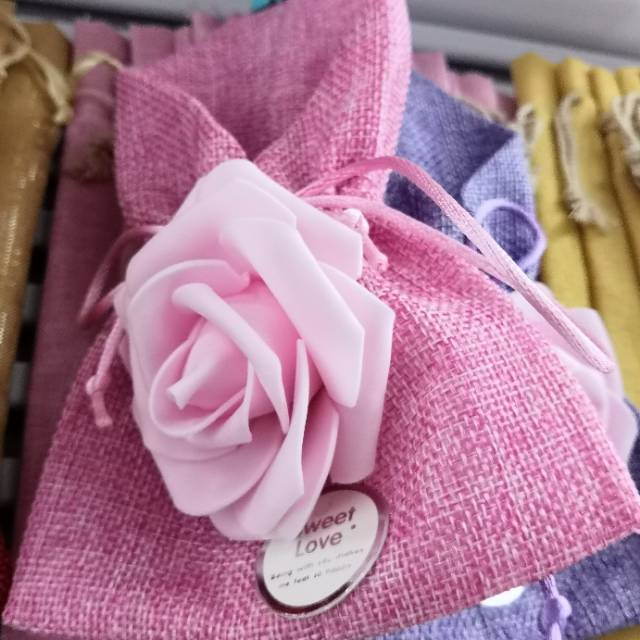 Rose linen packaging bags in stock, factory direct sales, customized wedding candy bags, plain color bags, flower style details Picture