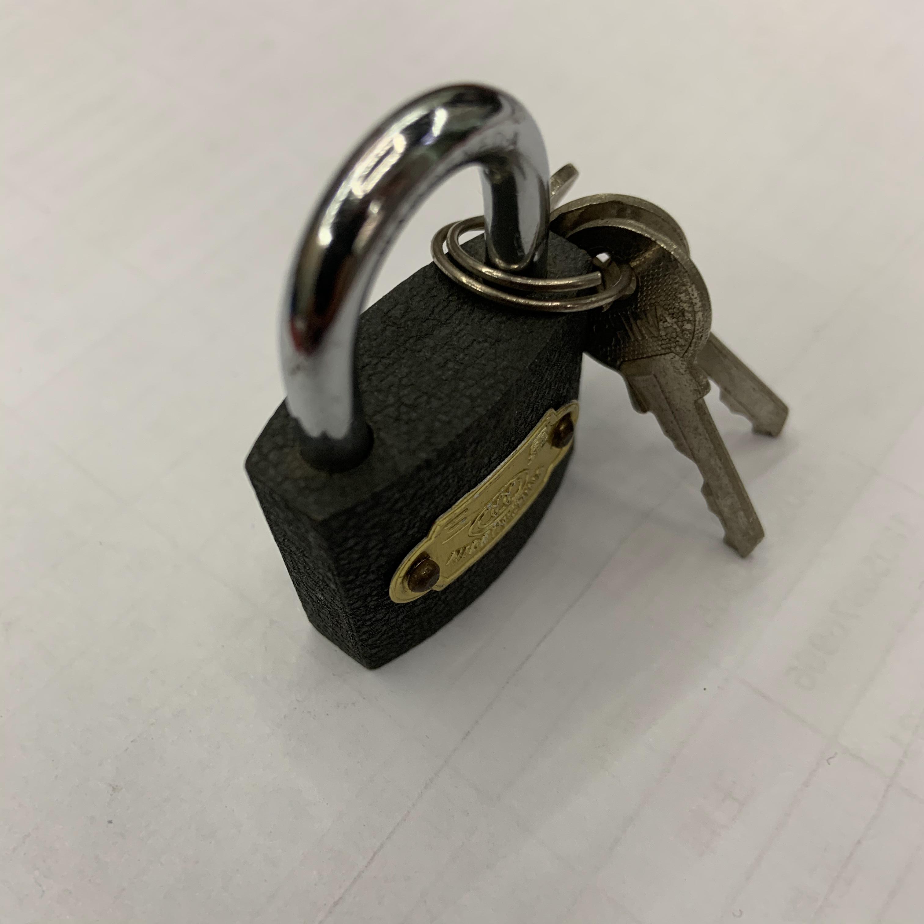 One-character gray lock, padlock, pinball lock, spray-painted padlock factory details Picture
