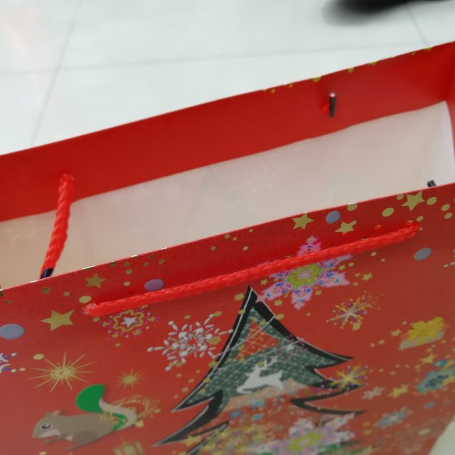 Christmas style tote bags and gift bags can be sprinkled with powder details Picture