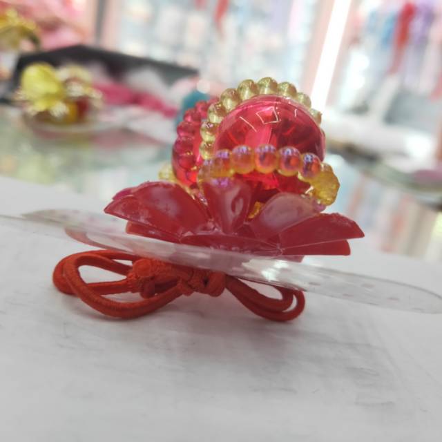 The girl's hair accessory features a fresh and colorful flower hair band and a sweet candy-colored headband Specification image