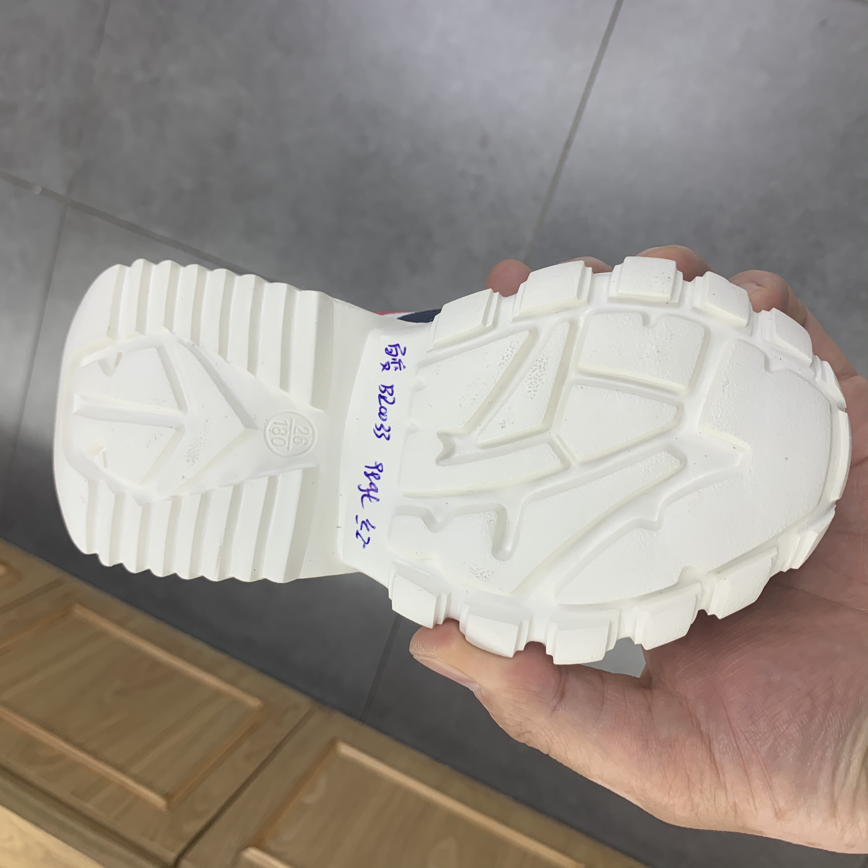 2020年软底细节装饰橡胶底运动鞋细节图