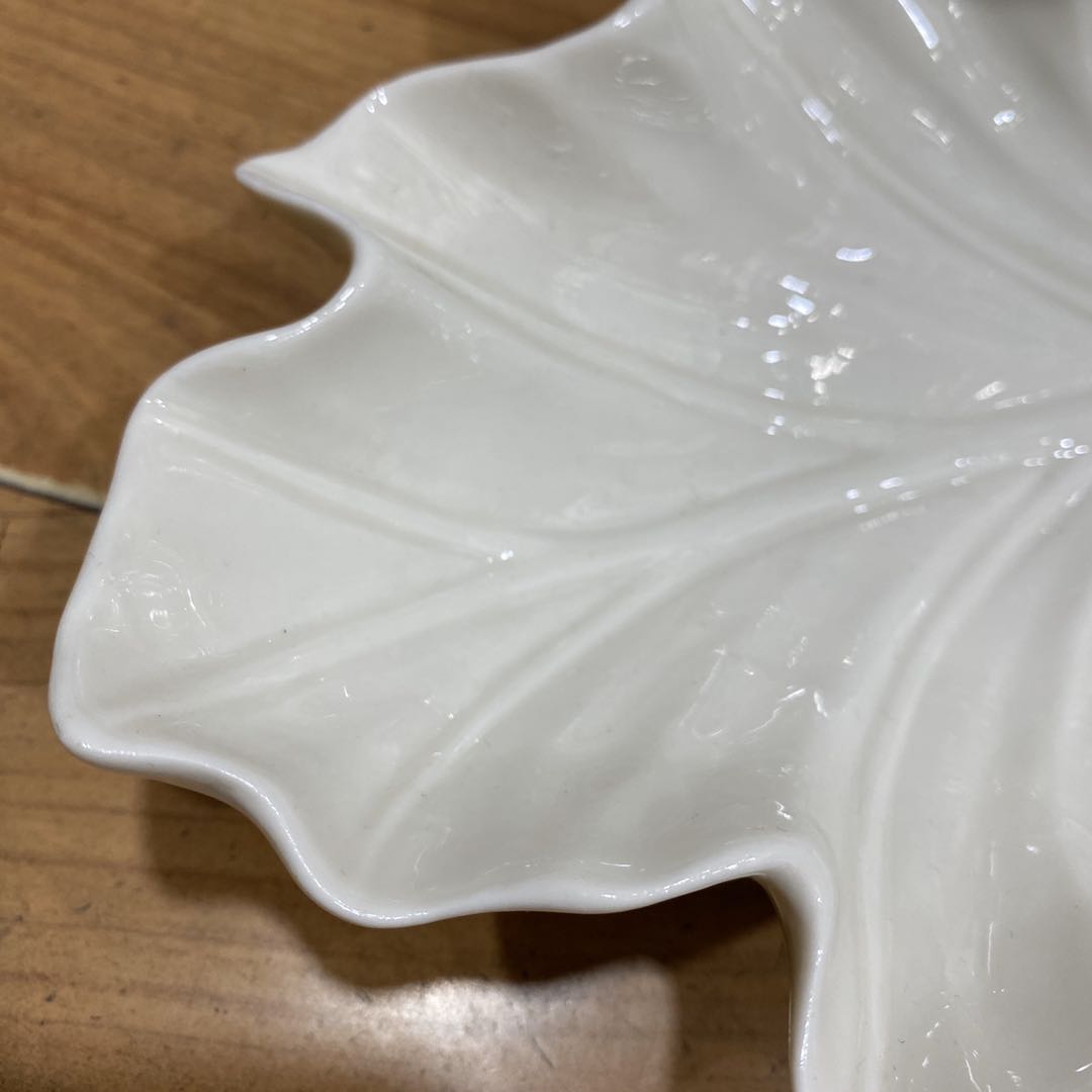 厂家直销陶瓷纯白叶形底座镀金小鸟工艺品产品图
