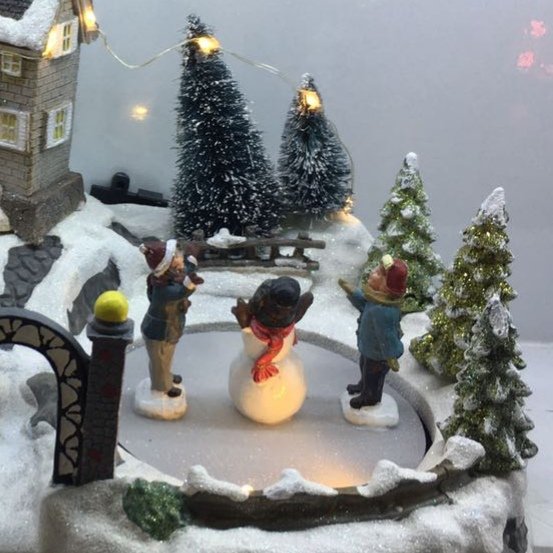 两层小屋双庭院待暖灯树脂工艺品摆件细节图