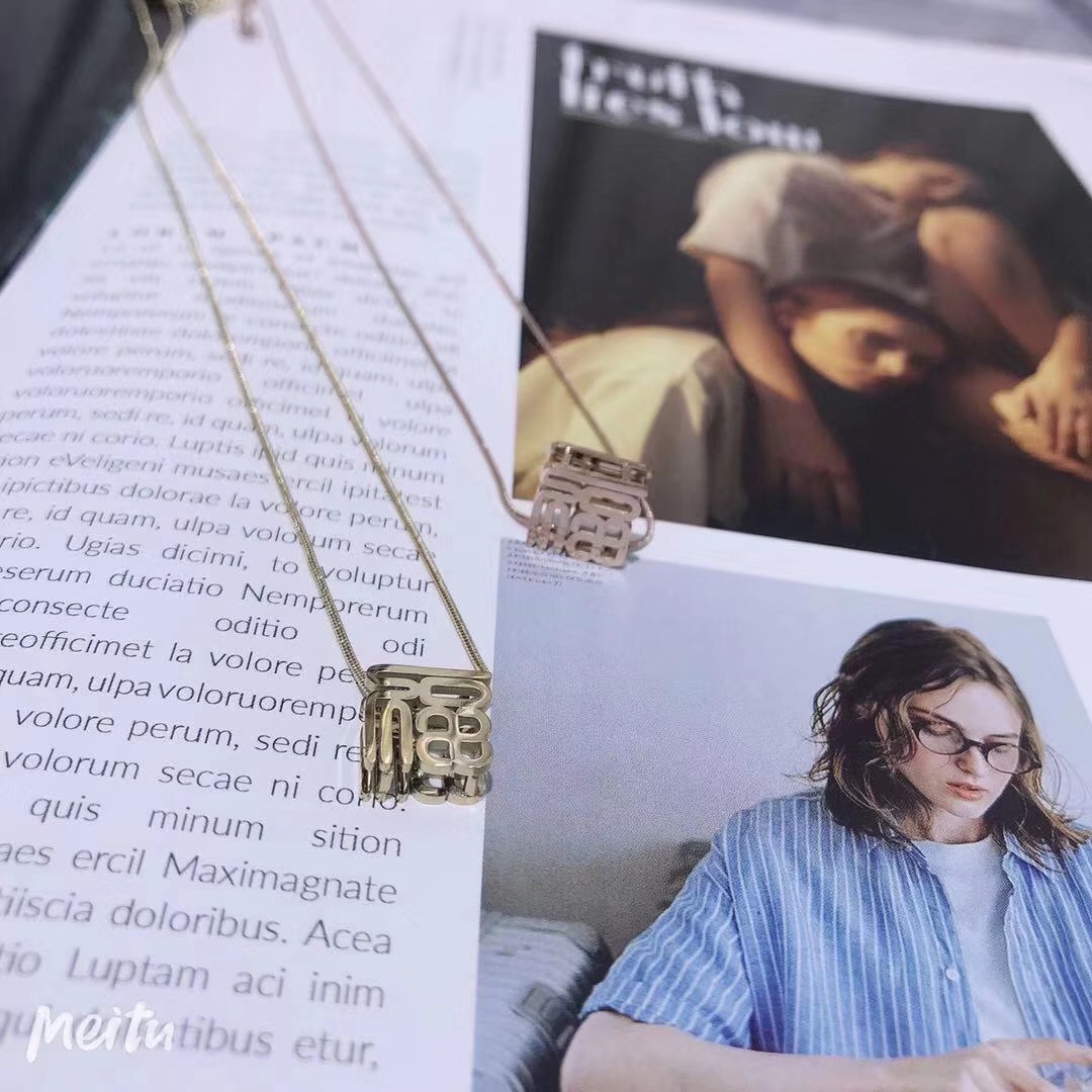 A fashionable necklace featuring a double-sided hollowed-out "Fu" character pendant with symbolic meaning details Picture