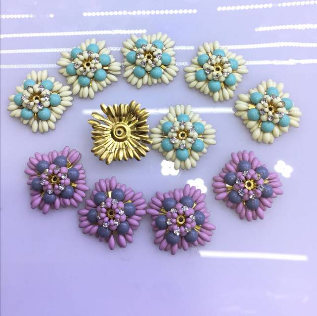Factory direct sales of oil drip six-layer simulated small flower diy mid-hole sewing accessories and clothing 22 accessories details Picture
