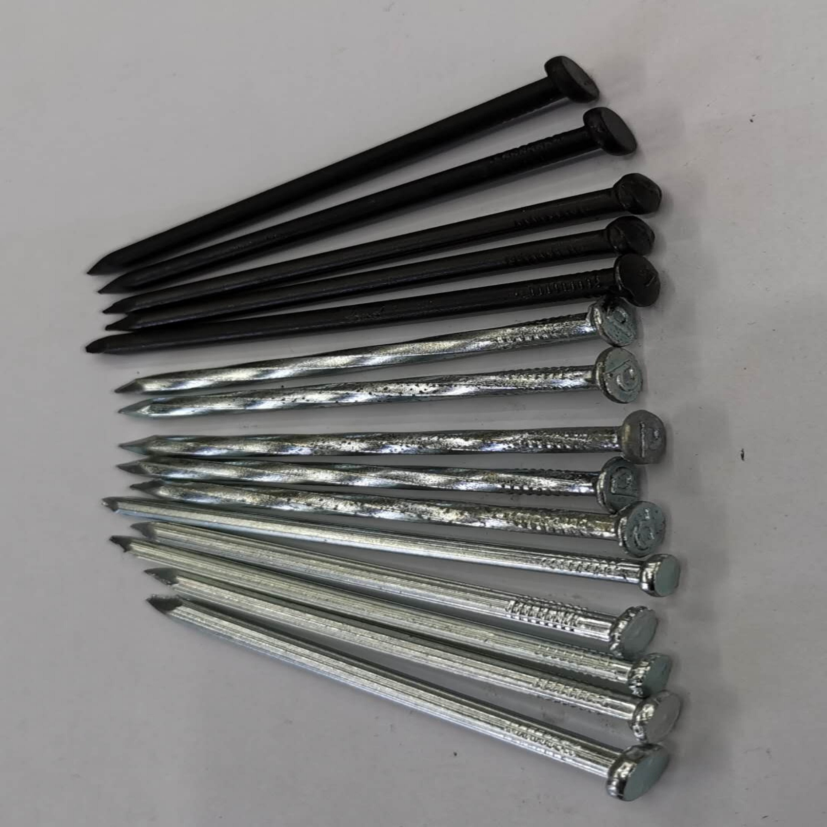 水泥钉，发黑水泥钉，麻花钉，特种钉，钢钉，手动钉。产品图