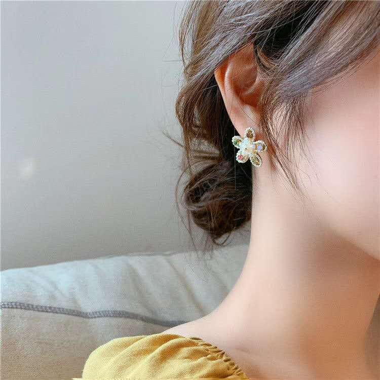 Korean fashionable golden small plum blossom diamond-encrusted alloy pearl gemstone feminine earrings details Picture