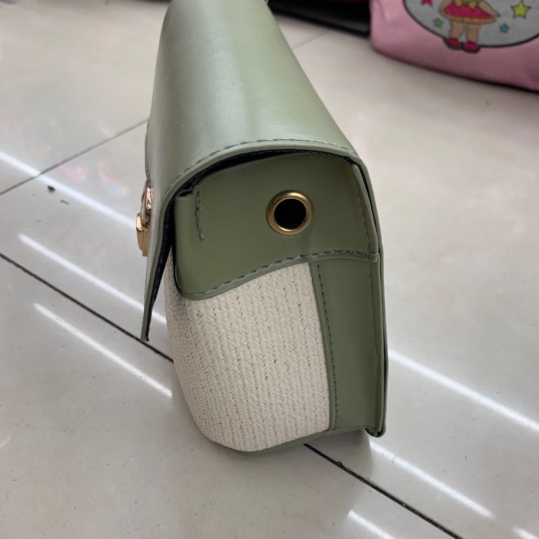 Details of PU skin splices and metal chain parts