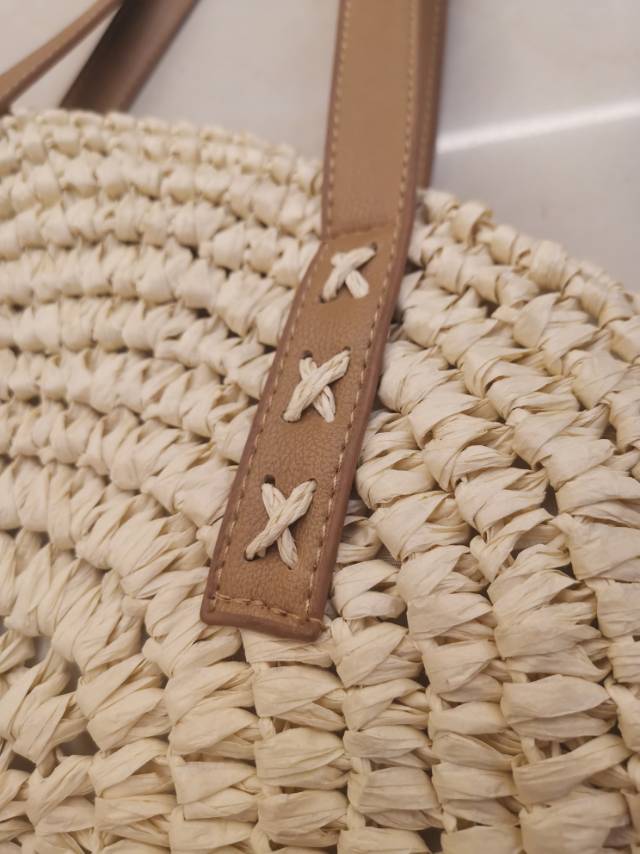 纯手工编织大圆草编包藤编包沙滩包ins风产品图