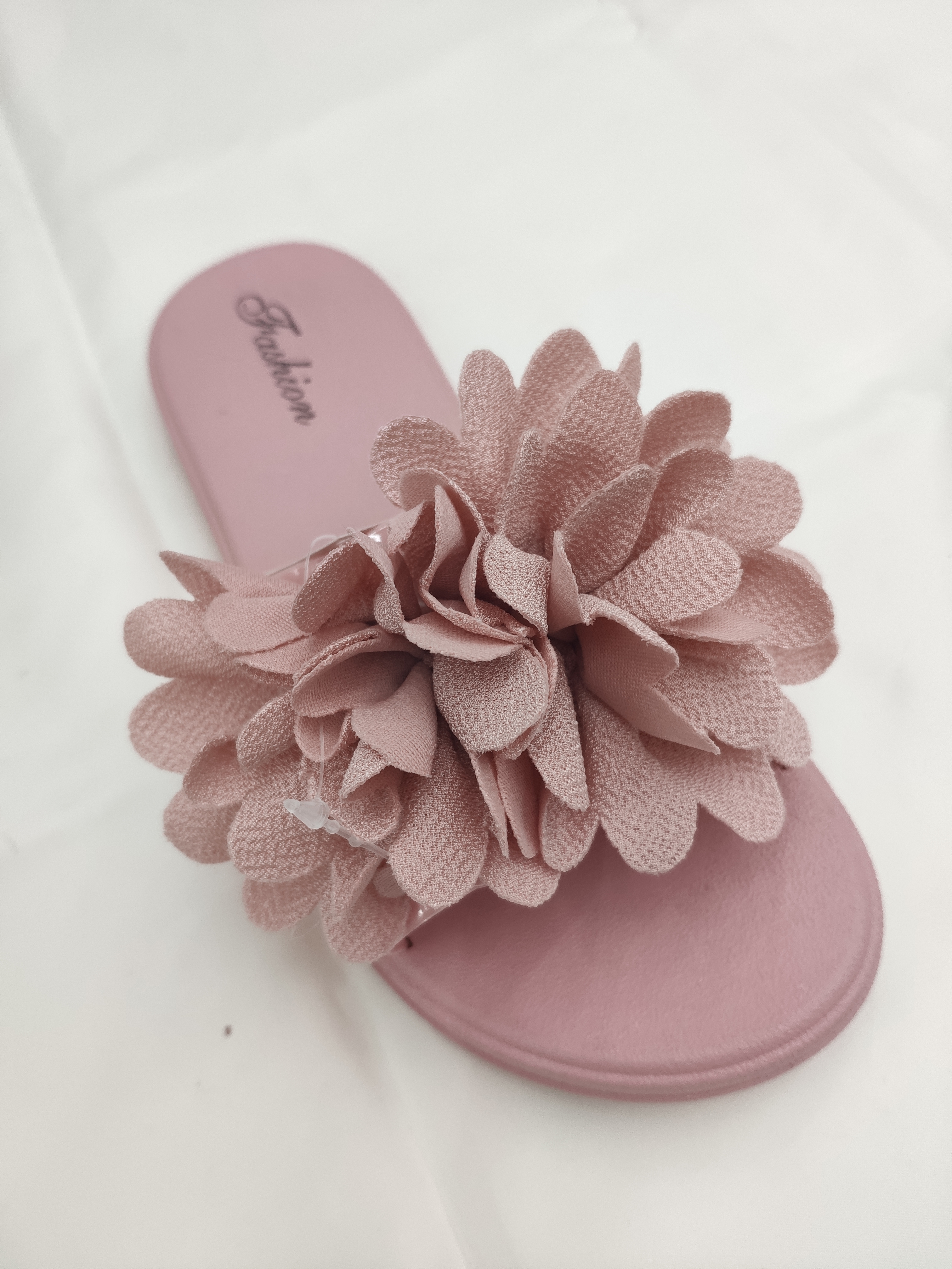 Summer women's flip-flops can be worn over fashionable flower-patterned flat sandals