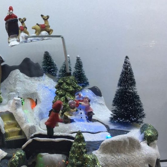 三层别墅雪景庭院彩灯树脂工艺品摆件细节图