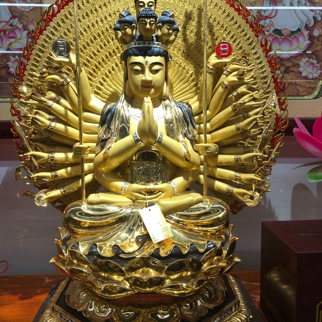 The Buddha of Avalokiteshvara is gilded with gold thumbnail