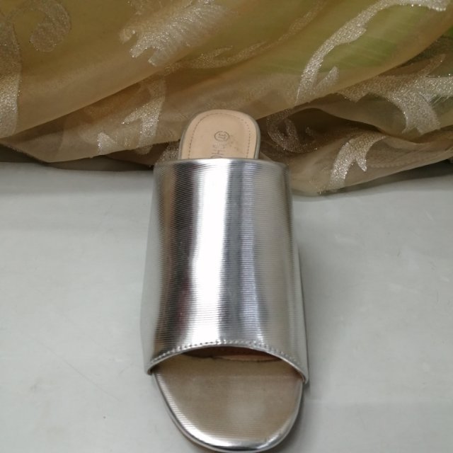 金属银色横纹宽鞋面时尚女士中跟高跟时装凉拖细节图