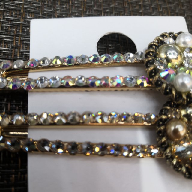 A cute Korean girl's shiny water diamond crystal pearl hair clip with bangs on the edge details Picture