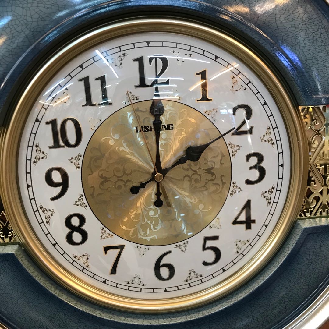 Lisheng Light Luxury style wall clock, a popular creative living room decoration wall watch, home fashion, quiet, simple European and American swing clock details Picture