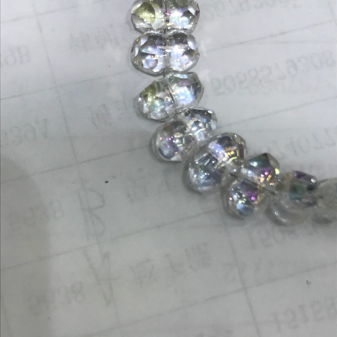 类似葫芦晶莹剔透色泽明亮的水晶产品图