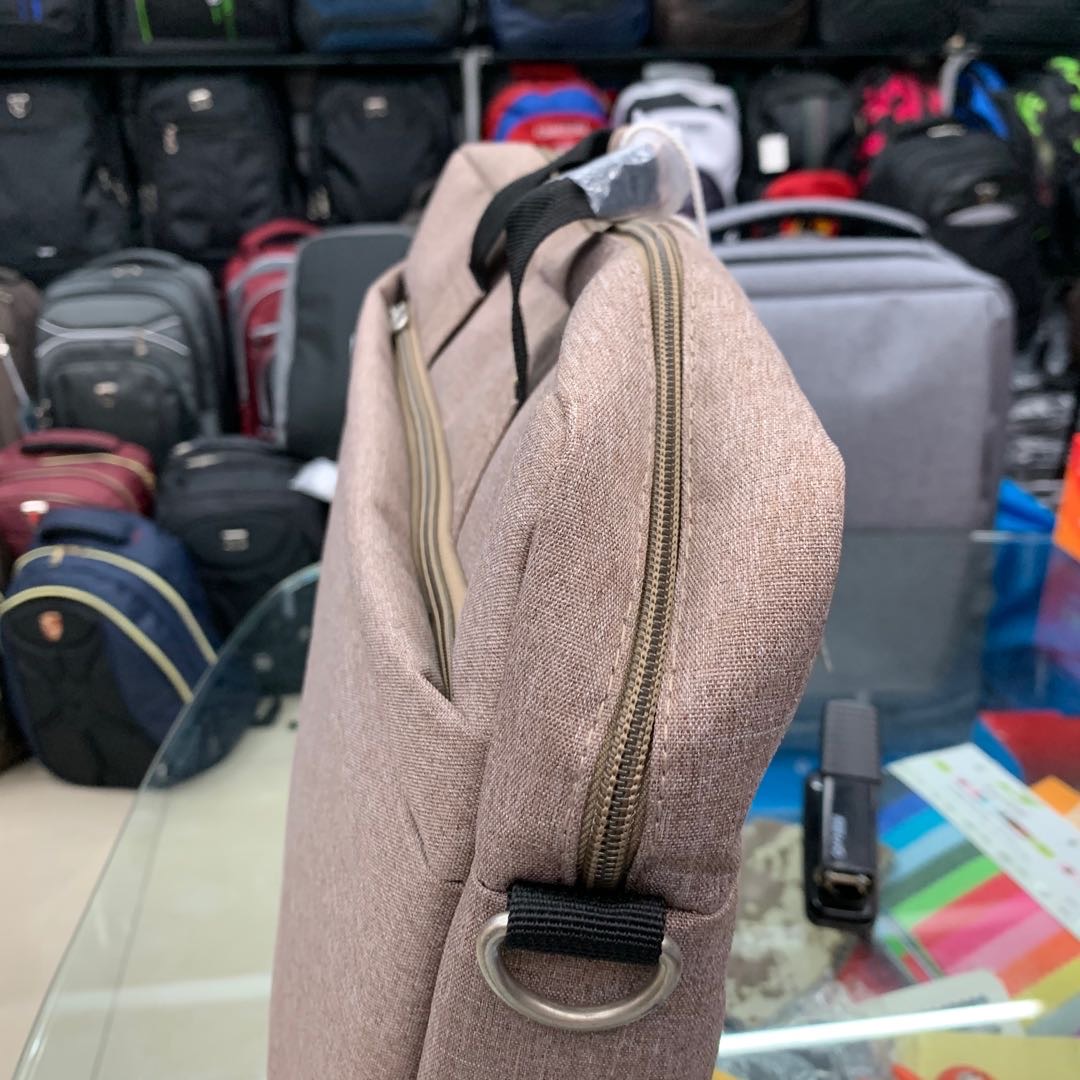 新款卡其色大容量电脑包细节图