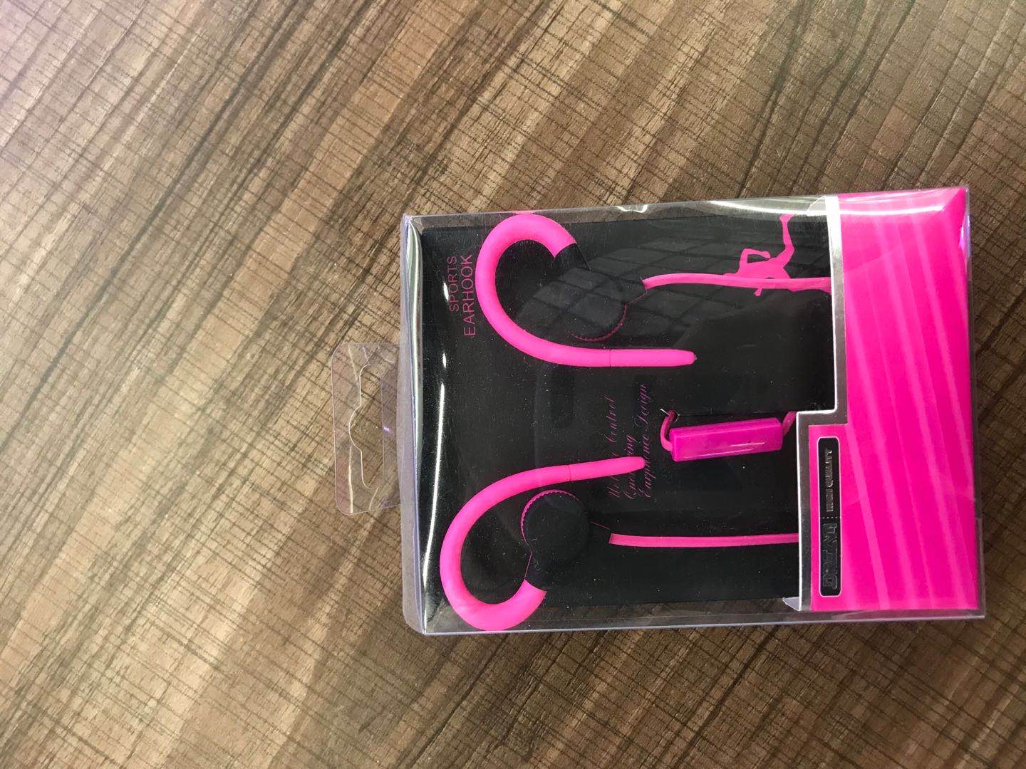 Sports over-ear headphones with wired microphone details Picture