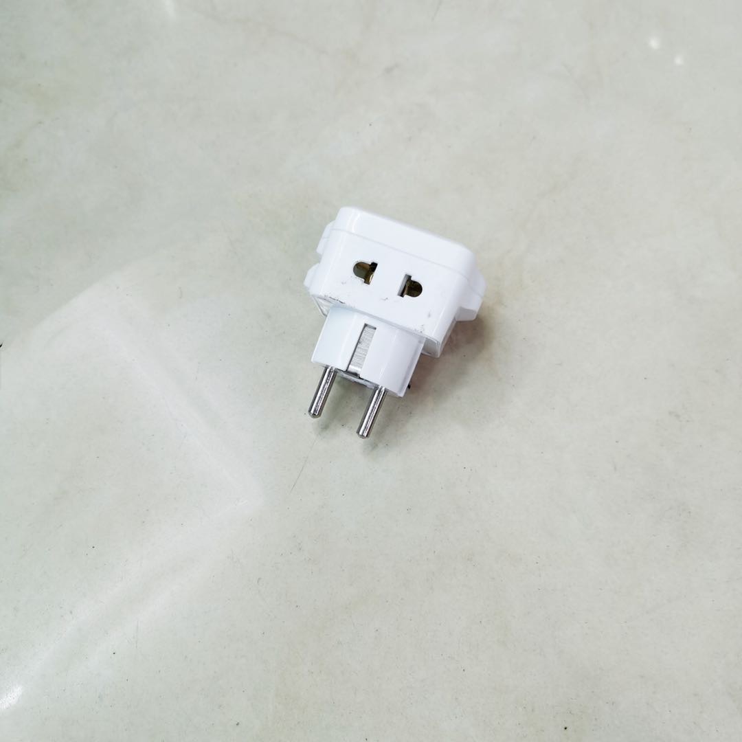 3孔多功能旅行转换插头万能转换插