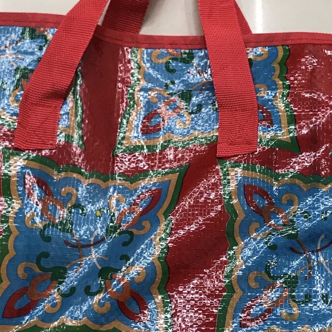 The red patterned packaging bag made of pp woven material has a retro style details Picture