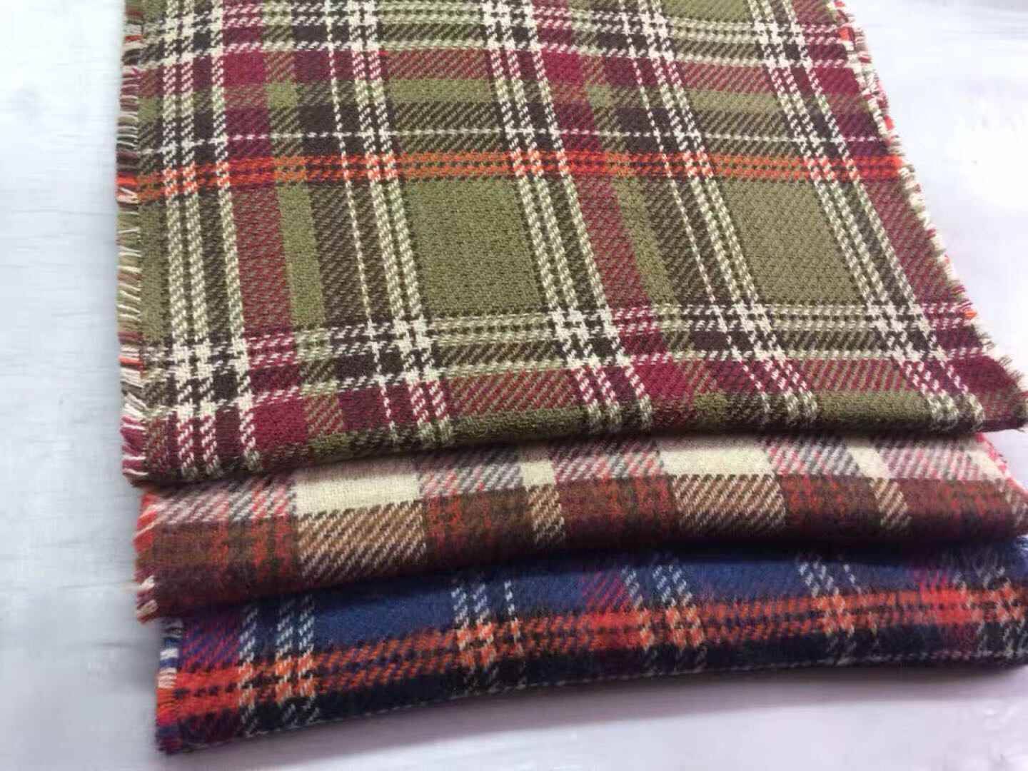 A classic checked scarf suitable for both men and women in autumn and winter, providing warmth and wind protection