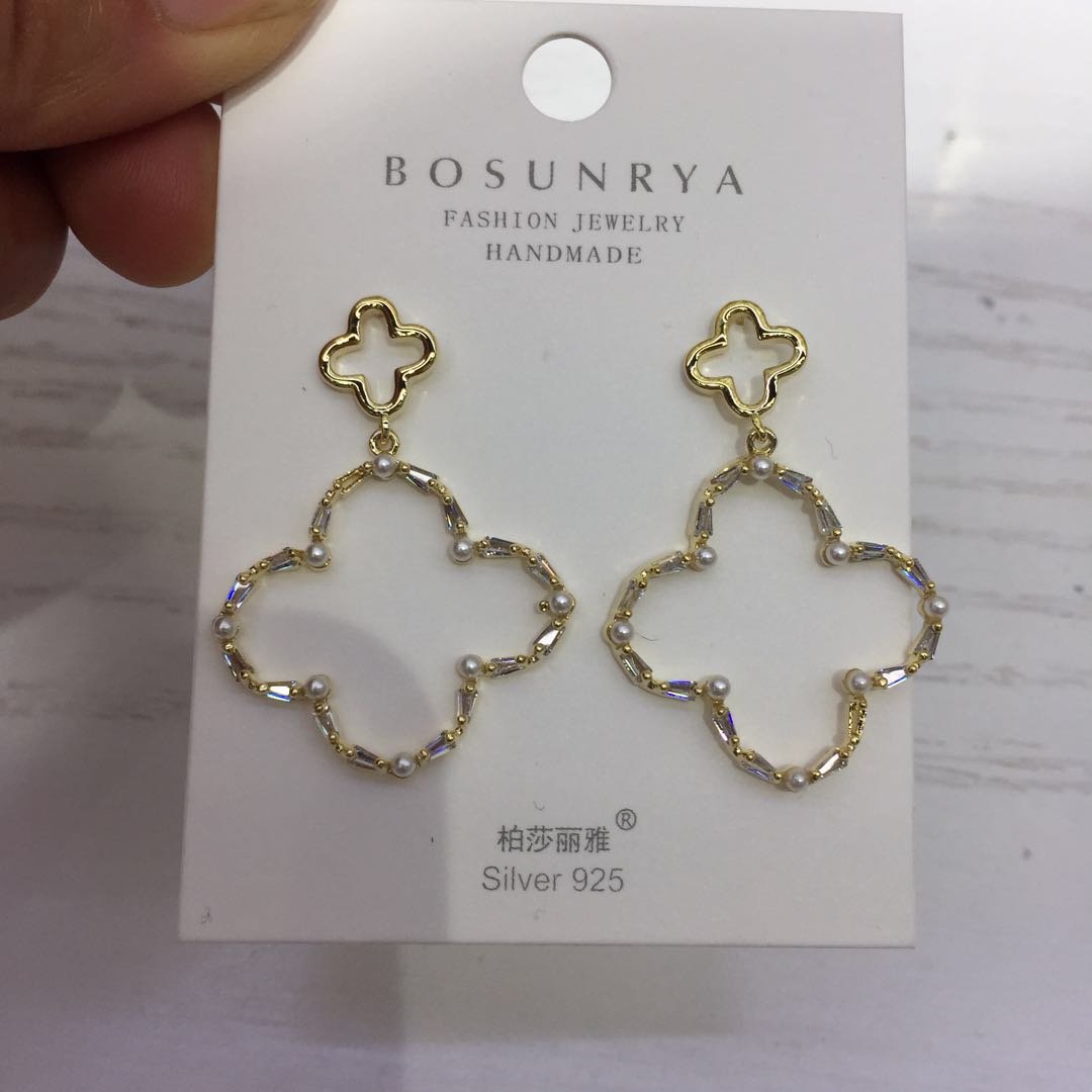 New pure copper earrings, women's four-leaf clover flower pearl earrings and accessories details Picture